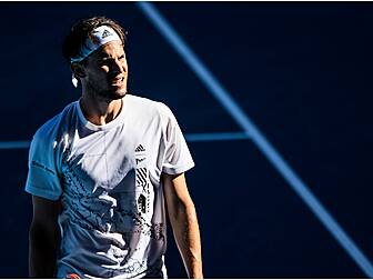 Dominic Thiem crashes out of A...